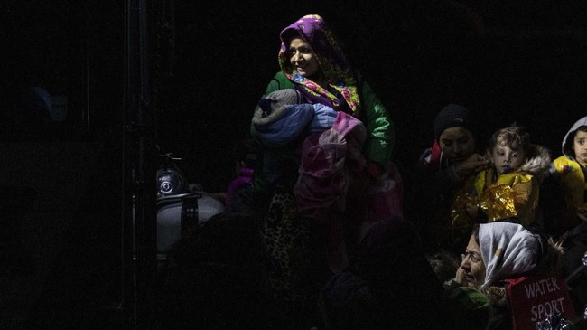 Iran mendeportasi puluhan ribu imigran Afghanistan tiap pekan, meskipun ancaman kelaparan mengintai mereka di negara yang kini dikuasai Taliban itu.