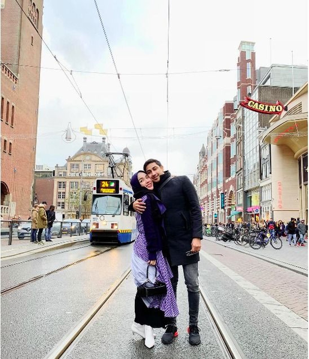 Irwansyah dan Medina Zein kini telah bersitegang karena urusan bisnis&period; Sebelum musuhan mereka pernah liburan bareng bersama pasangan masing-masing di London&period;