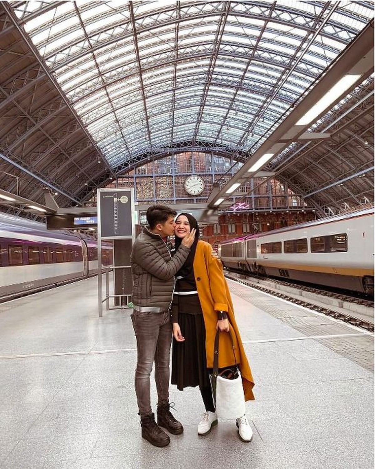 Irwansyah dan Medina Zein kini telah bersitegang karena urusan bisnis&period; Sebelum musuhan mereka pernah liburan bareng bersama pasangan masing-masing di London&period;