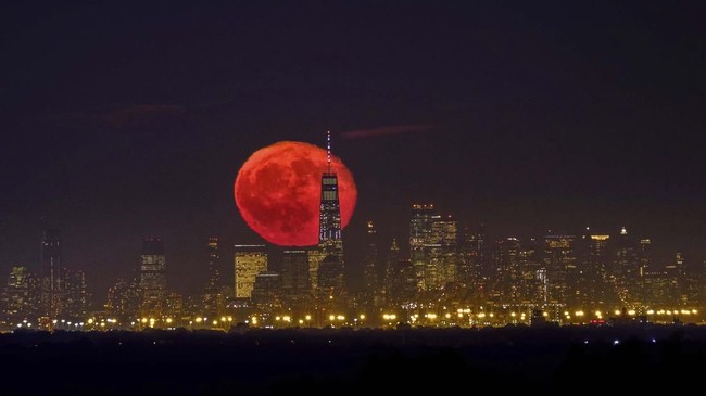 NYALANG: Bulan Merah dan Langkah Sang Pejalan Jauh