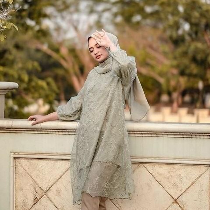 <p>Bahan baju yang digunakan Shella memang lagi tren nih, Bun. Soalnya, baju seperti ini memang bisa digunakan ke berbagai acara, termasuk kondangan. (Foto: Instagram @shellaalazatha)</p>