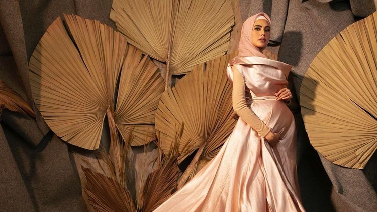 Salah satu upaya yang dilakukan oleh para ibu supaya cepat melahirkan adalah olahraga. Itu juga dilakukan Kartika Putri, Bun.