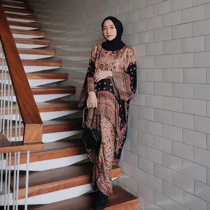 <p>Setelan batik dengan motif serupa jadi pilihan untuk Bunda yang enggak suka pakai bahan lace. Bahan ini terlihat elegan dan adem lho, Bun. (Foto: Instagram @nisacookie)</p>