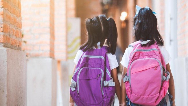 Pemerintah Provinsi DKI Jakarta tengah mengkaji kebijakan menggratiskan biaya sekolah swasta dari tingkat sekolah dasar (SD) hingga sekolah menengah atas (SMA).