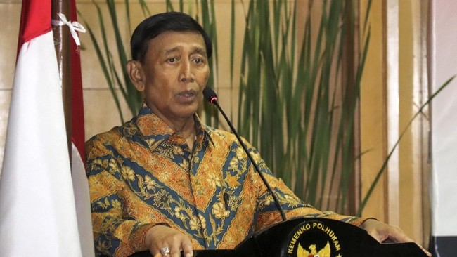 Wiranto kembali meninggalkan RSPAD dengan memakai kemeja putih dan didampingi oleh sang istri yang memakai pakaian berwarna gelap.