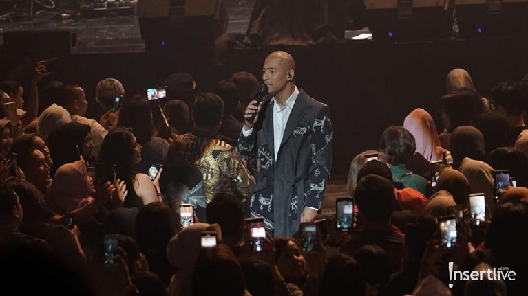 Kemeriahan konser Marcell Siahaan bertajuk Marcell Tujuh Belas yang digelar semalam Sabtu (18/10) di Balai Sarbini, Jakarta.