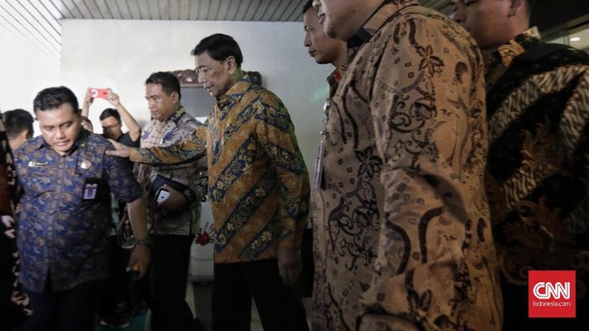 Menkopolhukam) Wiranto kembali ke Rumah Sakit Pusat TNI Angkatan Darat (RSPAD) Gatot Soebroto setelah sebelumnya sempat keluar selama 3,5 jam, Minggu (20/10).