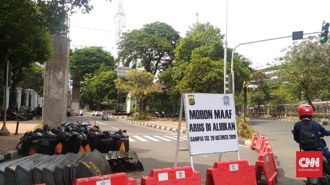 Aparat kepolisian dikerahkan untuk berjaga di kompleks DPR/MPR Senayan, Jakarta, sehari menjelang pelantikan presiden dan wakil presiden pada 20 Oktober.