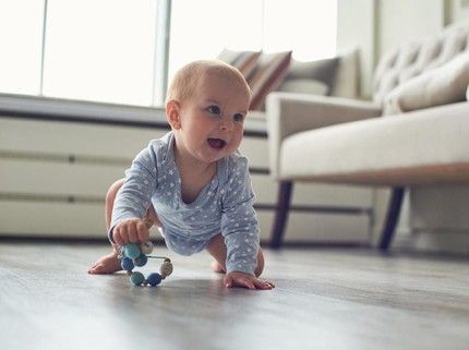 Perkembangan Bayi 8 Bulan, Bisa Merangkak dan Suka Bercermin
