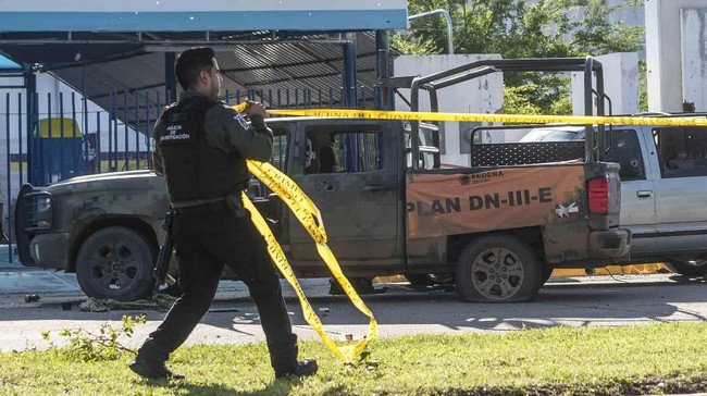 Baku tembak yang terjadi antara aparat keamanan dengan kartel narkoba El Chapo menyebabkan delapan orang tewas dan 20 orang terluka. 