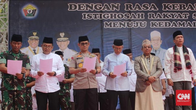 Forkopimda menggelar istigasah jelang pelantikan Jokowi di depan Gedung DPRD Sultra, Kendari. Lokasi bentrokan berdarah yang menewaskan mahasiswa saat demo.
