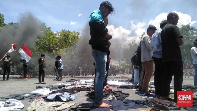 Mahasiswa Universitas Halu Oleo dan sejumlah kampus lain di Kendari unjuk rasa memperingati dua tahun tewasnya Randi dan Yusuf dalam demo Reformasi Dikorupsi.