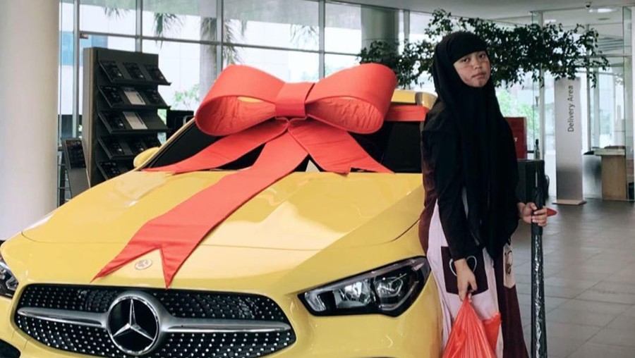 Ria Ricis baru saja membeli mobil baru untuk mengapresiasi hasil kerja kerasnya selama ini.