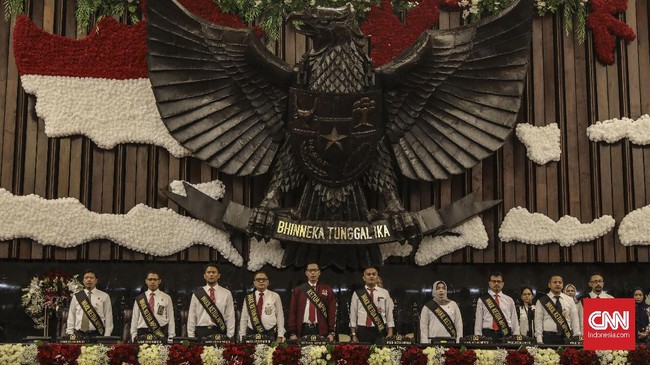 Jokowi-Ma'ruf amin akan dilantik menjadi pemimpin baru Indonesia pada hari ini. Simak live streaming pelantikan presiden 2019 di CNNIndonesia.com.