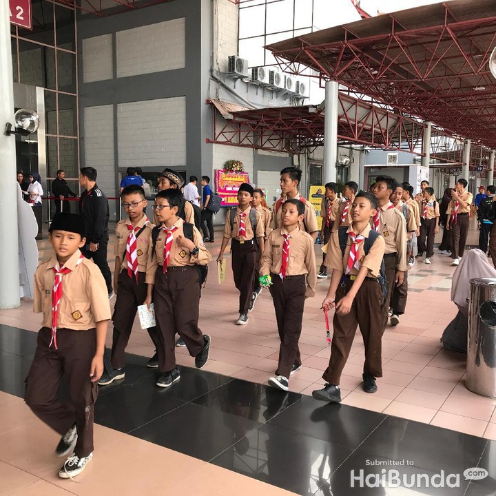 <p>Banyak anak-anak sekolah dan kuliah yang antusias datang ke acara ini lho, Bun. Mereka bersemangat melihat-lihat pameran yang ada di sini.</p>
