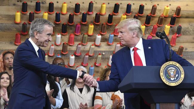 Undang Trump Buka Pabrik, Louis Vuitton Terancam Diboikot Louis Vuitton mendapatkan ancaman pemboikotan karena mengundang Trump dalam pembukaan pabrik terbaru mereka.