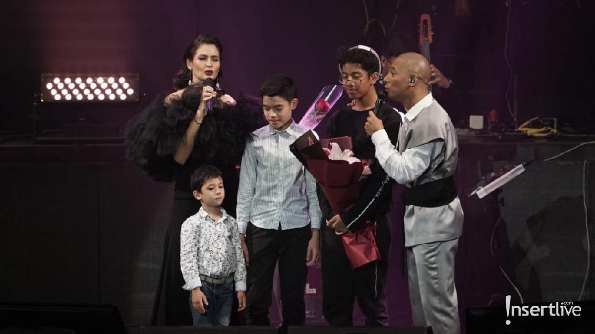 Kemeriahan konser Marcell Siahaan bertajuk Marcell Tujuh Belas yang digelar semalam Sabtu &lpar;18&sol;10&rpar; di Balai Sarbini&comma; Jakarta&period;