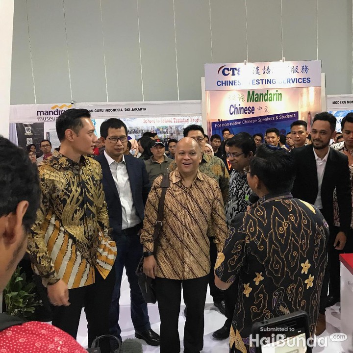 <p>Habibie Festival dihadiri oleh putra sulung B.J. Habibie, Ilham Habibie dan putra Susilo Bambang Yudhoyono, Agus Harimurti Yudhoyono. Mereka ikut berkeliling di pameran yang ada di Hall A JIEXPO Kemayoran.</p>