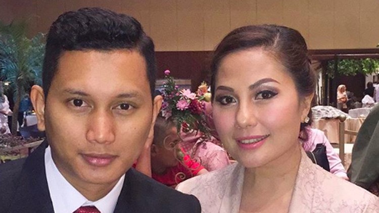 Emma Warokka resmi menikah dengan Bagoes Soeharto yang usianya 18 tahun lebih muda. Gimana perjalanan cinta mereka?