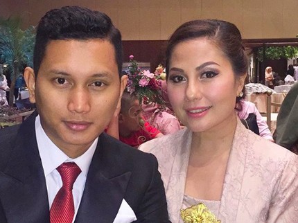 Perjalanan Cinta Emma Warokka & Suami yang Lebih Muda 18 Tahun