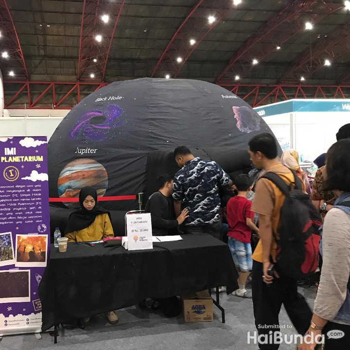 <p>Salah satu teknologi yang bisa kita coba di acara ini adalah Mobile Planetarium. Di sini kita akan merasakan seolah-olah ada di luar angkasa, Bun.</p>