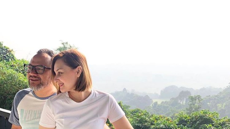 Ketemu, jatuh cinta lalu jadian dan klik banget. Kisah cinta Mona Ratuliu dan Indra menarik lho, Bunda.