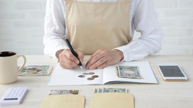 Tip Mengatur Kocek Kala Ekonomi RI Minus