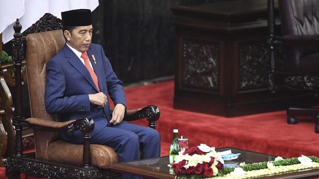Presiden Jokowi dinilai sedang melempar bola UU KPK hasil revisi ke Mahkamah Konstitusi, yang juga dalam tekanan politik, demi mengulur kepastian Perppu KPK.
