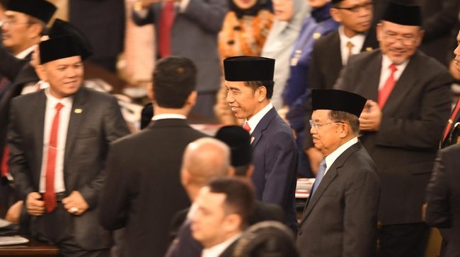 Saat Jokowi beranjak keluar gedung Nusantara, para anggota MPR mengerubungi sang presiden untuk berswafoto sehingga harus dikawal Paspampres untuk buka jalan.