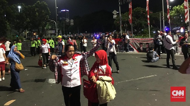 Relawan Jokowi yang berkumpul di Taman Pandang, Jakarta, kompak berteriak "huuu" saat panitia memberi tahu bahwa presiden batal menyapa mereka.