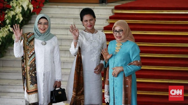 Tiga serangkai Iriana Jokowi, Wury Estu Amin, dan Mufidah Jusuf Kalla juga terlihat cantik dengan busana bernuansa biru dan putih. (CNN Indonesia/Andry Novelino)