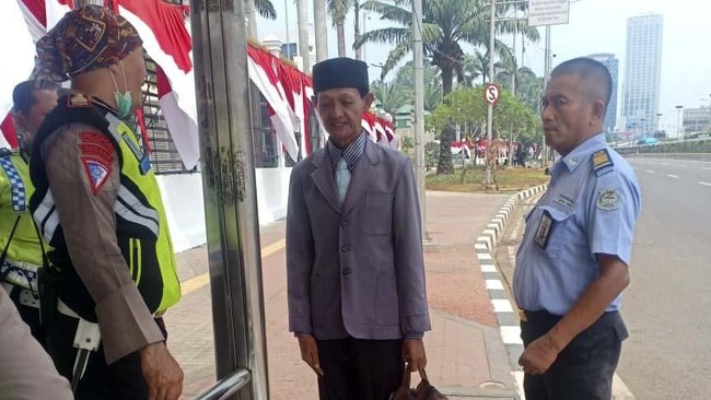 Pria bernama Edi Sutrisno mengaku sebagai presiden dan minta pengawalan diamankan polisi di depan kompleks parlemen sebelum pelantikan Jokowi-Ma'ruf pagi tadi.
