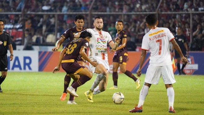 Bek PSM Makassar asal Libanon Hussein Eldor menggunggah situasi di Beirut usai dua ledakan besar pada Selasa (4/8) sore waktu setempat.