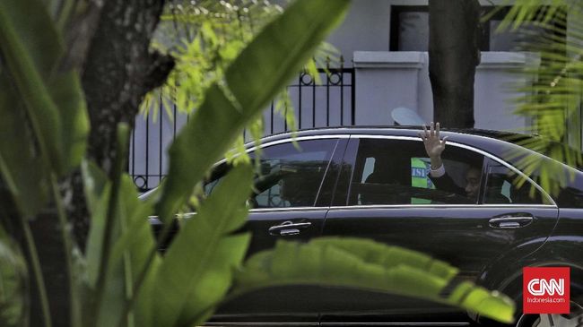 Jokowi Pakai Mercy S-Class 'Lungsuran' SBY ke Pelantikan Sekretariat Presiden menyebut mobil dinas baru Jokowi belum selesai dimodifikasi, sebab itu yang digunakan unit lama yang sudah digunakan selama lima tahun.