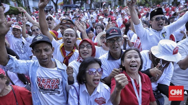 Ribuan relawan Jokowi di Medan Merdeka Barat, bersorak gembira saat Presiden Jokowi menyapa Prabowo Subianto dan Sandiaga di acara pelantikan presiden.