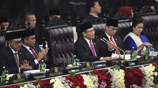 Salah satu keriuhan tersendiri dalam prosesi pelantikan Jokowi-Ma'ruf Amin adalah taburan pantun yang keluar dari mulut Ketua MPR Bambang Soesatyo.