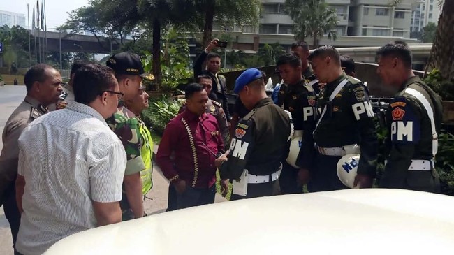 Polisi menemukan undangan pelantikan presiden-wakil presiden terpilih Joko Widodo-Ma'ruf Amin dalam mobil Nissan Terra dengan nomor polisi B 1 RI.