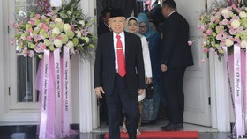 Wajah Semringah Ma'ruf Amin di Balik Balutan Jas Formal