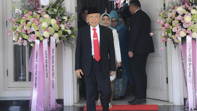 Ma'ruf Amin hadir dengan balutan jas formal, pakaian yang jarang ia gunakan sehari-hari. Ma'ruf biasanya identik dengan pakaian muslim putih dan sarung.