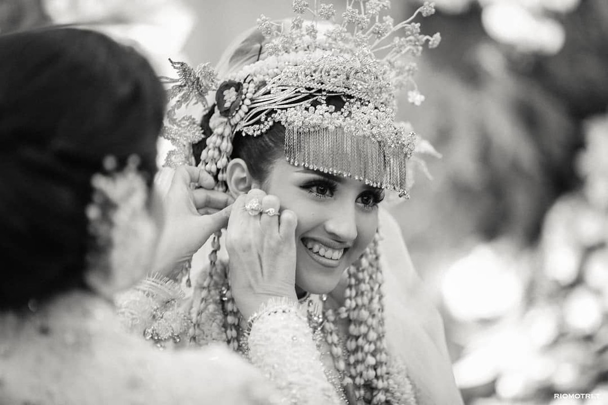 Politisi muda Tsamara Amany akhirnya resmi dipersunting Ismail Fajrie Alatas pada Sabtu &lpar;19&sol;10&rpar;&period;