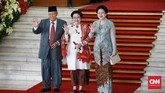 Puan Maharani terlihat elegan dengan menggunakan kebaya modern berwarna biru. (CNN Indonesia/Andry Novelino)