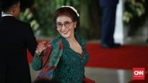 Susi Pudjiastuti memilih memakai kebaya bernuansa hijau dan sedikit warna merah di dalamnya. Busana ini juga rancangan dari Anne Avantie. (CNN Indonesia/Andry Novelino)