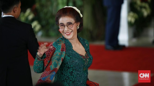 Susi Pudjiastuti memilih memakai kebaya bernuansa hijau dan sedikit warna merah di dalamnya. Busana ini juga rancangan dari Anne Avantie. (CNN Indonesia/Andry Novelino)