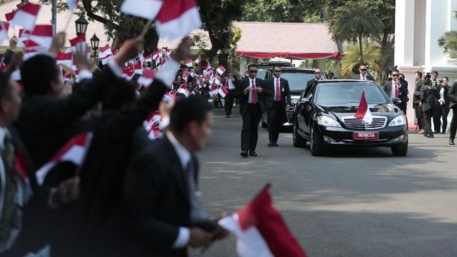 Konvoi Jokowi Dikawal Moge dan Mobil Mewah 'Pelat Merah'