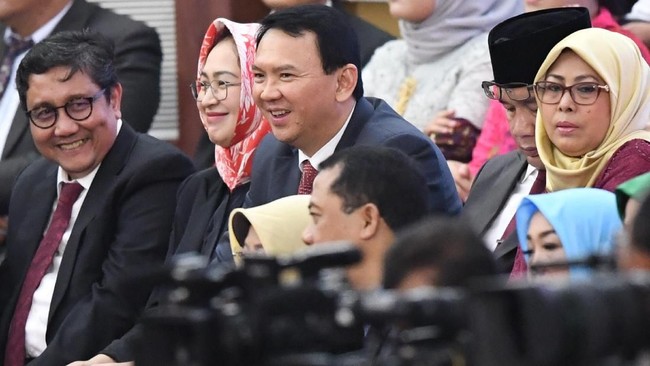 Sekjen PDIP Hasto Kristiyanto mengatakan dalam Undang-undang BUMN tidak diatur bahwa komisaris BUMN harus mundur dari keanggotaanya di partai politik.