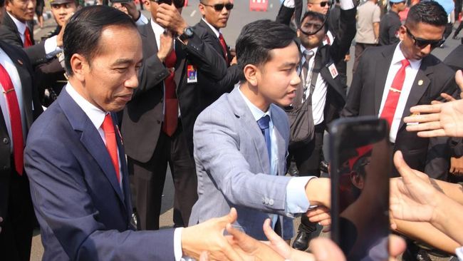 Presiden Jokowi mengaku tak mengikuti saat ditanya soal kepemimpinan anaknya, Gibran Rakabuming, di Solo, karena sibuk dengan pekerjaannya.