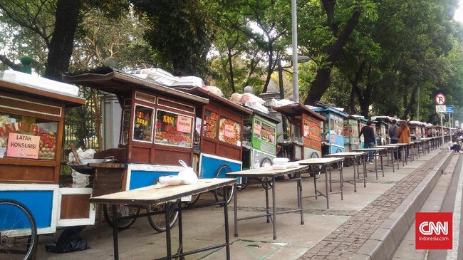 Ratusan pedagang nasi goreng berjejer di sepanjang Medan Merdeka Barat jelang pelantikan presiden. Para pedagangnya siap menyajikan nasi goreng secara gratis.