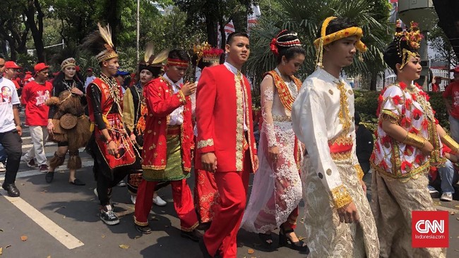 Iring-iringan 'pengantin' dari 34 provinsi di Indonesia rencananya akan menyambut Jokowi-Ma'ruf Amin di sekitar Patung Kuda usai pelantikan presiden hari ini.