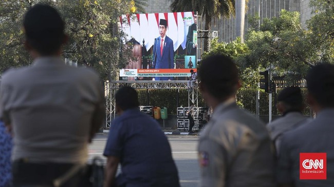 Sejumlah pedagang di kawasan flyover Ladokgi, Gatot Soebroto, mengaku penghasilannya menurun pada hari pelantikan Jokowi-Ma'ruf Amin.