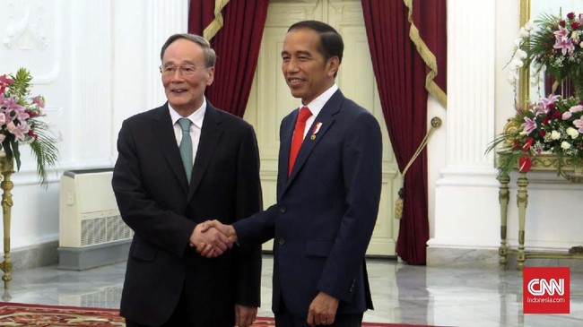 Tamu negara pertama yang diterima Jokowi usai dilantik jadi presiden adalah Wapres China Wang Qishan di Istana Merdeka, Jakarta, malam ini.